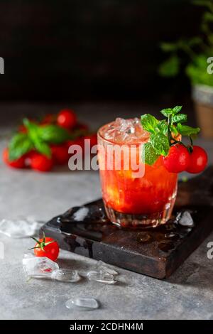 Eis Tomatensaft in einem Glas Kelch. Selektiver Fokus. Stockfoto