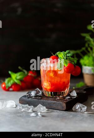 Eis Tomatensaft in einem Glas Kelch. Selektiver Fokus. Stockfoto