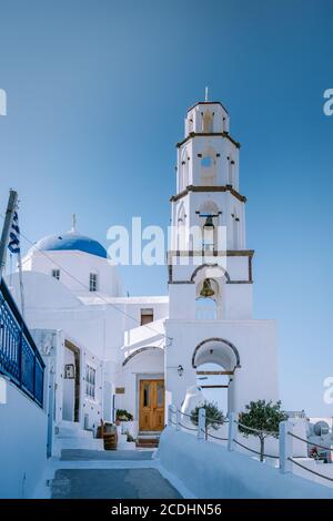 Pyrgos, Santorini, Griechenland. Berühmte Attraktion des weißen Dorfes mit gepflasterten Straßen, griechischen Kykladen Inseln, Ägäis Stockfoto