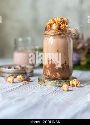 Schokoladenmilchshake mit Karamell-Popcorn. Selektiver Fokus, für Text platzieren Stockfoto