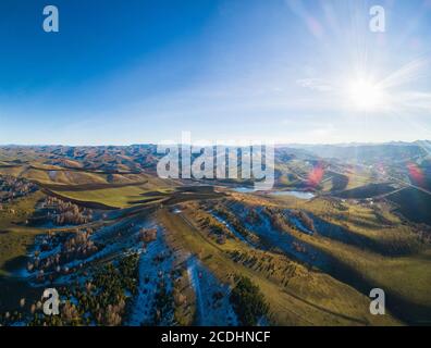 Drone Blick auf Herbst Wiese hiils und Wald. Luftaufnahme in der Natur. Altai regoin, Russland Stockfoto