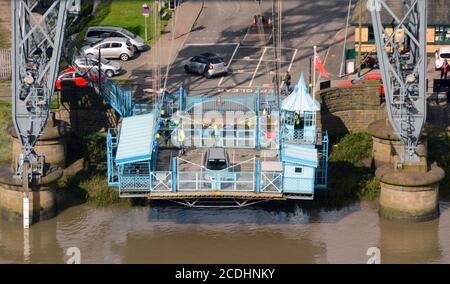 Newport, Wales - September 2017: Weitwinkel-Luftaufnahme der Gondel der Newport Transporter Bridge, die den Fluss Usk überquert Stockfoto