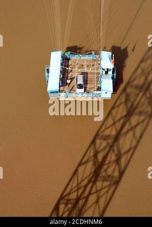 Newport, Wales - September 2017: Weitwinkel-Luftaufnahme der Gondel der Newport Transporter Bridge, die den Fluss Usk überquert Stockfoto