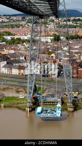 Newport, Wales - September 2017: Weitwinkel-Luftaufnahme der Gondel der Newport Transporter Bridge, die den Fluss Usk überquert Stockfoto