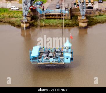 Newport, Wales - September 2017: Weitwinkel-Luftaufnahme der Gondel der Newport Transporter Bridge, die den Fluss Usk überquert Stockfoto