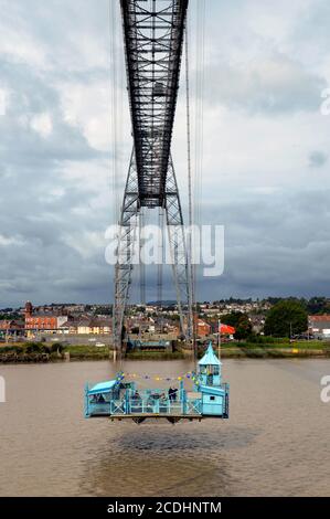 Newport, Wales - September 2017: Weitwinkel-Luftaufnahme der Gondel der Newport Transporter Bridge, die den Fluss Usk überquert Stockfoto