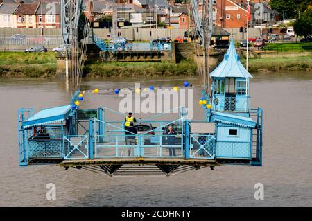 Newport, Wales - September 2017: Die Gondel der Newport Transporter Bridge, die den Fluss Usk überquert Stockfoto