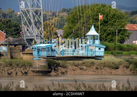 Newport, Wales - September 2017: Die Gondel der Newport Transporter Bridge, die den Fluss Usk überquert Stockfoto