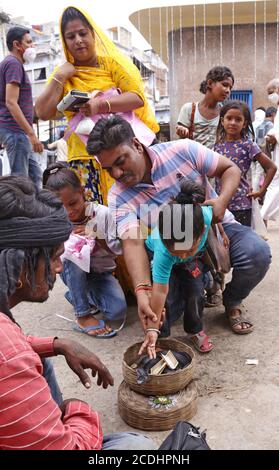 Beawar, Rajasthan, Indien, 28. August 2020: Hinduistische Anhänger beten vor einem Tempel inmitten einer Coronavirus-Pandemie in Beawar für die Schlange eines Schlangenbeschwörers. Kredit: Sumit Saraswat/Alamy Live Nachrichten Stockfoto