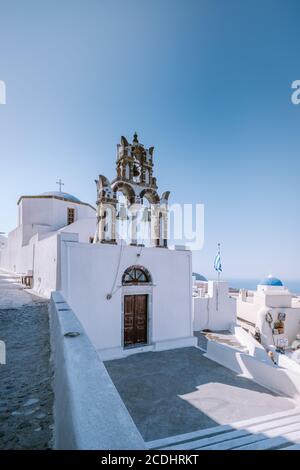 Pyrgos, Santorini, Griechenland. Berühmte Attraktion des weißen Dorfes mit gepflasterten Straßen, griechischen Kykladen Inseln, Ägäis Stockfoto