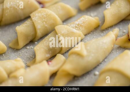 Schritt-für-Schritt-Anleitung für die Herstellung von Bagel-Cookies Vorbereitung für ein Croissant mit Marmelade. Schritt 4 Makro Stockfoto