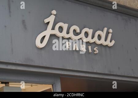 Bordeaux , Aquitaine / Frankreich - 08 25 2020 : Jacadi Paris Logo Text und Schild vor der Kleidung Shop für Kinder Stockfoto