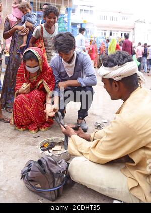 Beawar, Rajasthan, Indien, 28. August 2020: Hinduistische Anhänger beten vor einem Tempel inmitten einer Coronavirus-Pandemie in Beawar für die Schlange eines Schlangenbeschwörers. Kredit: Sumit Saraswat/Alamy Live Nachrichten Stockfoto