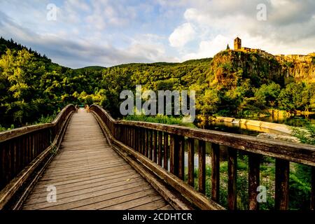 Kleines Dorf Castellfollit-de-la-Roca auf vulkanischen basaltischen Klippen mit Fluss unten thront, Girona, Katalonien, Spanien, Europa Stockfoto