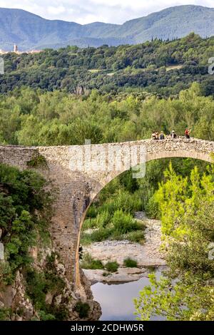 Die seit dem 14. Jahrhundert verwendete Pont de Llierca ist 28 m hoch und überspannt den Fluss Llierca, La Garrotxa, Girona, Katalonien, Spanien Stockfoto