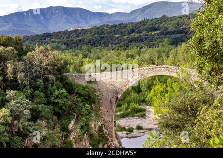 Die seit dem 14. Jahrhundert verwendete Pont de Llierca ist 28 m hoch und überspannt den Fluss Llierca, La Garrotxa, Girona, Katalonien, Spanien Stockfoto