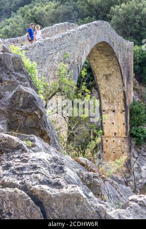 Die seit dem 14. Jahrhundert verwendete Pont de Llierca ist 28 m hoch und überspannt den Fluss Llierca, La Garrotxa, Girona, Katalonien, Spanien Stockfoto