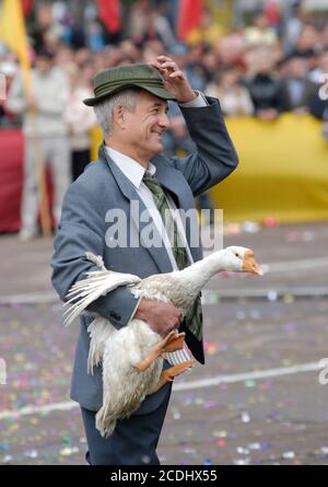 Mann hält eine Gans Stockfoto