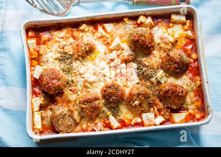 Gebackene Oregano Fleischbällchen in Tomatensauce mit Mozzarella und Pecorino-Käse Stockfoto