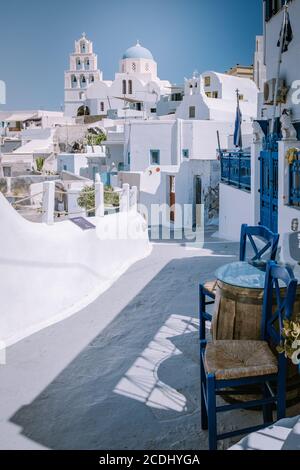 Pyrgos, Santorini, Griechenland. Berühmte Attraktion des weißen Dorfes mit gepflasterten Straßen, griechischen Kykladen Inseln, Ägäis Stockfoto
