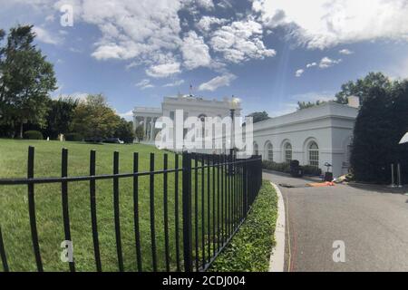 Washington, District of Columbia, USA. August 2020. Westliche Seite des Weißen Hauses einschließlich der Kolonnade, wo sich der Brady Press Briefing Room befindet. Quelle: Douglas Christian/ZUMA Wire/Alamy Live News Stockfoto