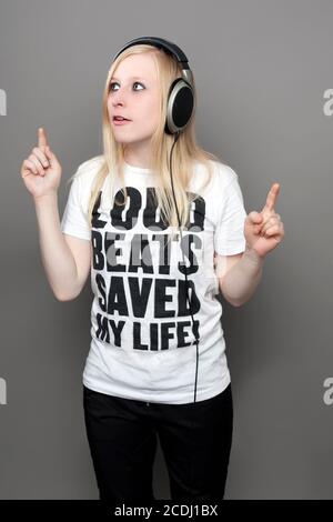 Junge Frau mit Kopfhörern und bedrucktes T-shirt Stockfoto