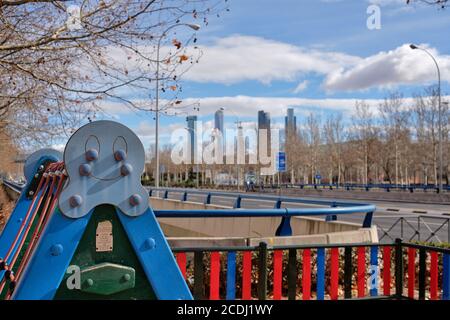 Blick auf einen Park mit den vier Türmen im Hintergrund Stockfoto