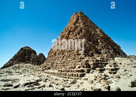 Alte Pyramiden und Tempel, die vom Kuschenreich in Nuri, Sudan, erbaut wurden Stockfoto