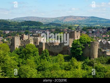 Ludlow Castle und Brown Clee Hill gesehen von Whitcliffe Common, Shropshire. Stockfoto