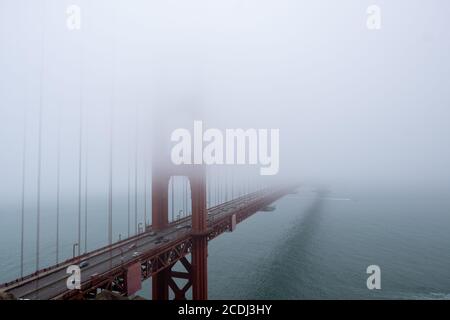 Golden Gate Brücke im Nebel Stockfoto