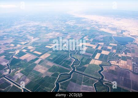 Ackerflächen von oben gesehen Stockfoto
