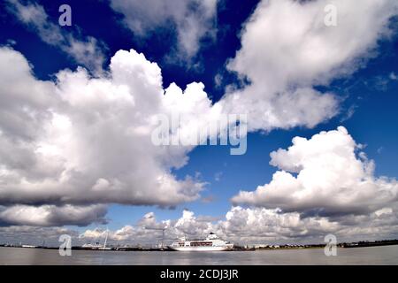 28/08/2020. Gravesend und Tilbury UK. Cumulonimbus und Cumulus Wolken sammeln sich über der Grafschaft Essex, was auf turbulentes Wetter im August hindeutet Stockfoto