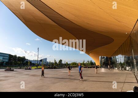 Skater vor der Zentralbibliothek Oodi in Helsinki, Finnland Stockfoto