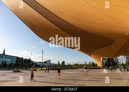 Skater vor dem Central Libaray Oodi in Helsinki, Finnland Stockfoto