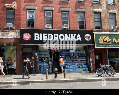 Biedronka ist eine Lebensmittelmarktkette aus Portugal. Dieses Hotel liegt im Greenpoint Viertel von Brooklyn, traditionell ein polnisches Viertel. Biedronka hat viele Geschäfte in ganz Polen machen den Markt vertraut zu vielen in Greenpoint. Stockfoto