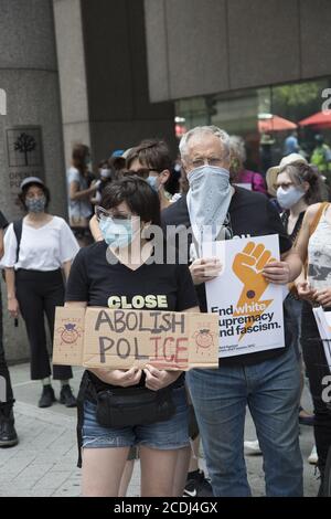 Demonstration in der 42. Straße vor dem Grand Central Terminal, um Eis abzuschaffen, alle inhaftierten undokumentierten Einwanderer zu befreien, die Polizei abzuschaffen, Mietstreiks zu unterstützen und im Allgemeinen eine breite soziale Revolution in den Vereinigten Staaten zu schaffen. Stockfoto