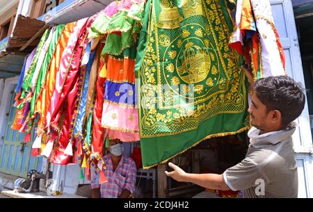 Beawar, Rajasthan, Indien, 28. August 2020: Ein muslimischer Mann kauft eine religiöse Flagge vor Muharram inmitten der COVID-19 Pandemie, in Beawar. Kredit: Sumit Saraswat/Alamy Live Nachrichten Stockfoto