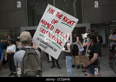 Demonstration in der 42. Straße vor dem Grand Central Terminal, um Eis abzuschaffen, alle inhaftierten undokumentierten Einwanderer zu befreien, die Polizei abzuschaffen, Mietstreiks zu unterstützen und im Allgemeinen eine breite soziale Revolution in den Vereinigten Staaten zu schaffen. Stockfoto