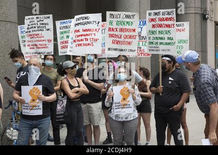 Demonstration in der 42. Straße vor dem Grand Central Terminal, um Eis abzuschaffen, alle inhaftierten undokumentierten Einwanderer zu befreien, die Polizei abzuschaffen, Mietstreiks zu unterstützen und im Allgemeinen eine breite soziale Revolution in den Vereinigten Staaten zu schaffen. Stockfoto