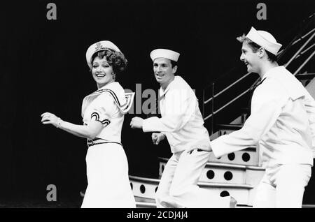 ANYTHING GOES music & lyrics: Cole Porter Originalbuch: P. G. Wodehouse & Guy Bolton neues Buch: Timothy Crouse, John Weidman, Howard Lindsay & Russel Crouse Design: Tony Walton Beleuchtung: Paul Gallo Choreographie: Michael Smuin Regie: Jerry Zaks Elaine Paige (Reno Sweeney) eine Lincoln Center Produktion / Prince Edward Theater, London W1 04/07/1989 Stockfoto