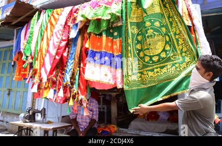 Beawar, Rajasthan, Indien, 28. August 2020: Ein muslimischer Mann kauft eine religiöse Flagge vor Muharram inmitten der COVID-19 Pandemie, in Beawar. Kredit: Sumit Saraswat/Alamy Live Nachrichten Stockfoto