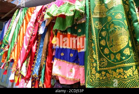 Beawar, Rajasthan, Indien, 28. August 2020: Bunte religiöse Fahnen hängen zum Verkauf in einem Geschäft während der Festivalsaison inmitten COVID-19 Pandemie, in Beawar. Kredit: Sumit Saraswat/Alamy Live Nachrichten Stockfoto