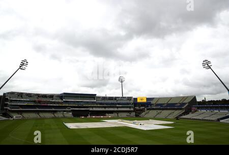 Gesamtansicht der Abdeckungen auf dem Feld vor dem Vitality T20 Blast Match in Edgbaston, Birmingham. Stockfoto