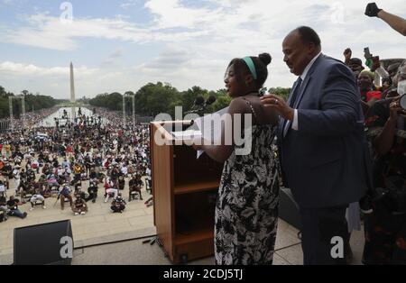 Washington, Usa. August 2020. Martin Luther King III, ältester Sohn von Martin Luther King Jr., stellt seine Tochter Yolanda Renee King vor, während sie am Lincoln Memorial während der "Commitment March: Get Your Knee Off Our Necks" Bürgerrechtskundgebung in Washington, DC, am 28. August 2020 spricht. Der 2020. März auf Washington kommt zum 57. Jahrestag von Dr. Martin Luther Kings historischem marsch, als er seine Rede "Ich habe einen Traum" hielt. Foto von Jonathan Ernst/UPI Credit: UPI/Alamy Live News Stockfoto