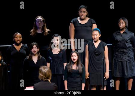 Austin, TX 12. Dezember 2007: Weihnachtsband und Chorkonzert der siebten Klasse für die Ann Richards School for Young Women Leaders. ©Bob Daemmrich Stockfoto