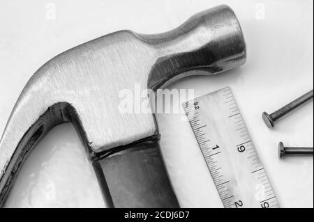 Nägel Hammer und Lineal aus nächster Nähe Stockfoto