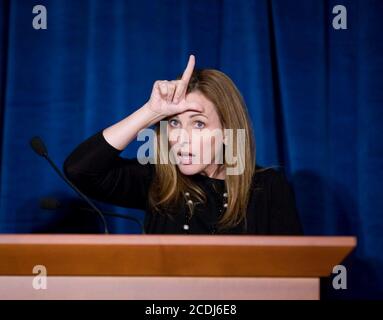 Austin, TX 3. November 2007: Die mit dem Academy Award ausgezeichnete Taube Schauspielerin und Autorin Marlee Matlin spricht auf dem Texas Book Festival über ihr Buch 'deaf Child Crossing'. ©Bob Daemmrich Stockfoto