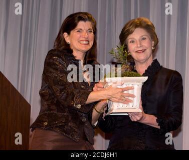 Austin, TX 15. Oktober 2007: Luci Johnson (l) Tochter des ehemaligen First Lady Bird Johnson, gibt First Lady Laura Bush beim Bankett der National Park Service Foundation einen Sämling. ©Bob Daemmrich/ Stockfoto