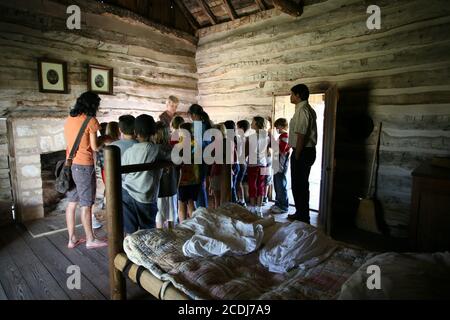 Johnson City, TX: Schüler der fünften Klasse besichtigen das Haus des 1869er-Trabs auf einem Schulausflug zum Johnson Settlement-Abschnitt des Lyndon B. Johnson National Historical Park in Johnson City, Texas. Die Studenten erfahren, wie die frühen Anglo-Siedler, einschließlich des Urgroßvaters der LBJ, in den 1860er Jahren an der texanischen Grenze lebten. ©Bob Daemmrich Stockfoto