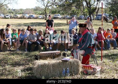 Stonewall, TX: Indianischer Mann zeigt Jungen und Mädchen der fünften Klasse Artefakte auf einem Schulausflug zum Johnson Settlement Abschnitt des Lyndon B. Johnson National Historical Park in Johnson City, Texas. Die Studenten erfahren, wie die frühen Anglo-Siedler, einschließlich des Urgroßvaters der LBJ, in den 1860er Jahren an der texanischen Grenze lebten. ©Bob Daemmrich Stockfoto